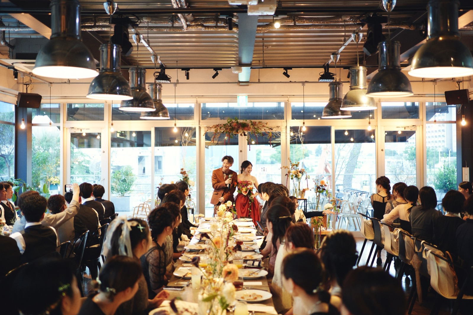 赤いドレスで乾杯するレストランパーティ