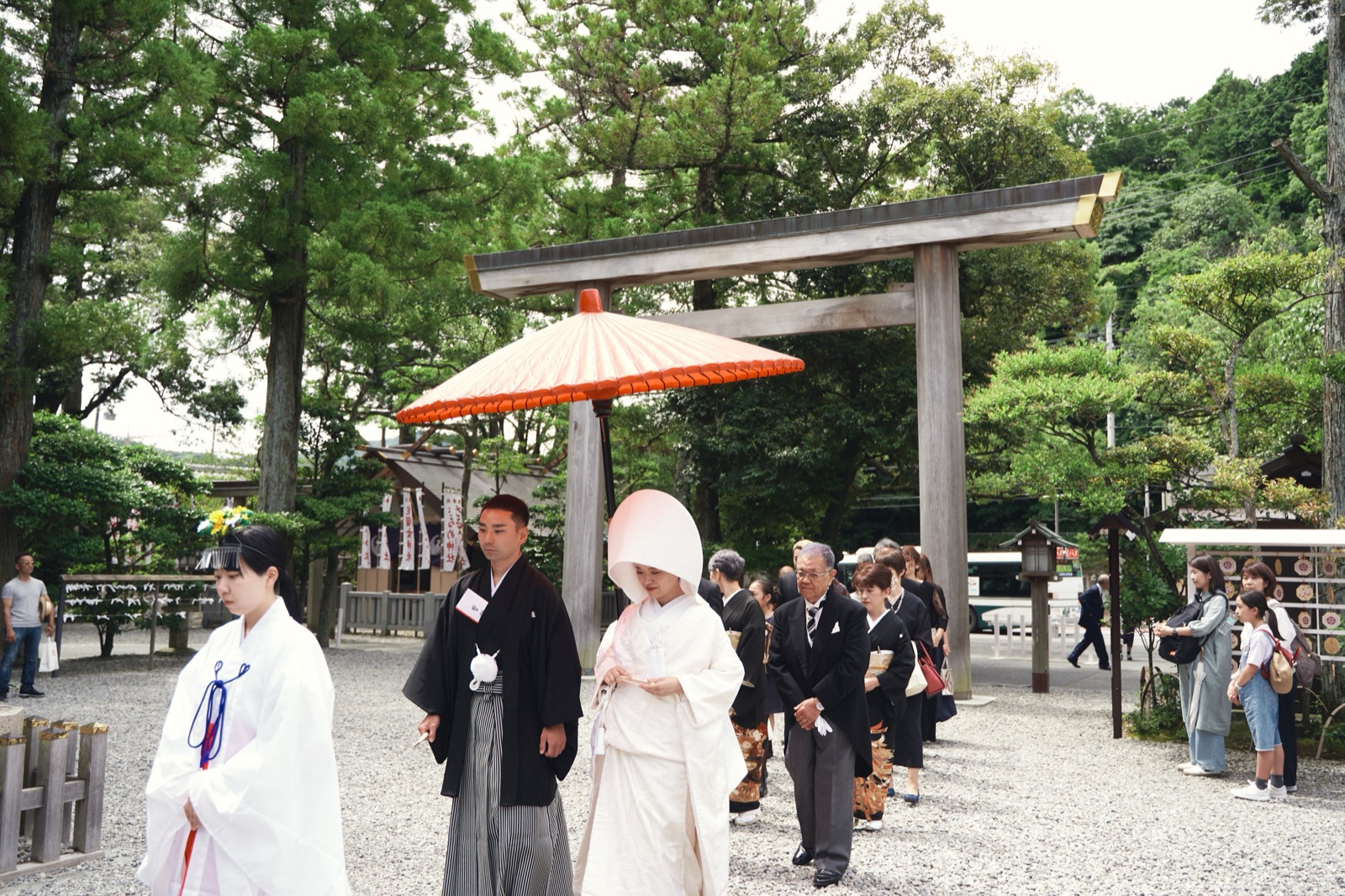 白無垢と紋付、神社の参進